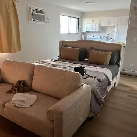 Luxury King Bed In Family Friendly Location Apartment