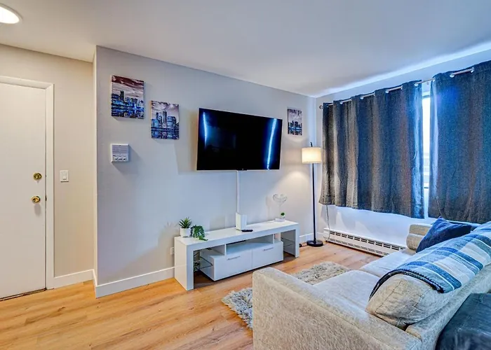Luxury King Bed • Remodeled Safe Chicago Condo Chicago