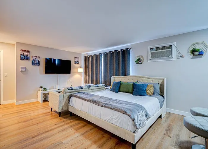 Luxury King Bed • Remodeled Safe Chicago Condo * Chicago